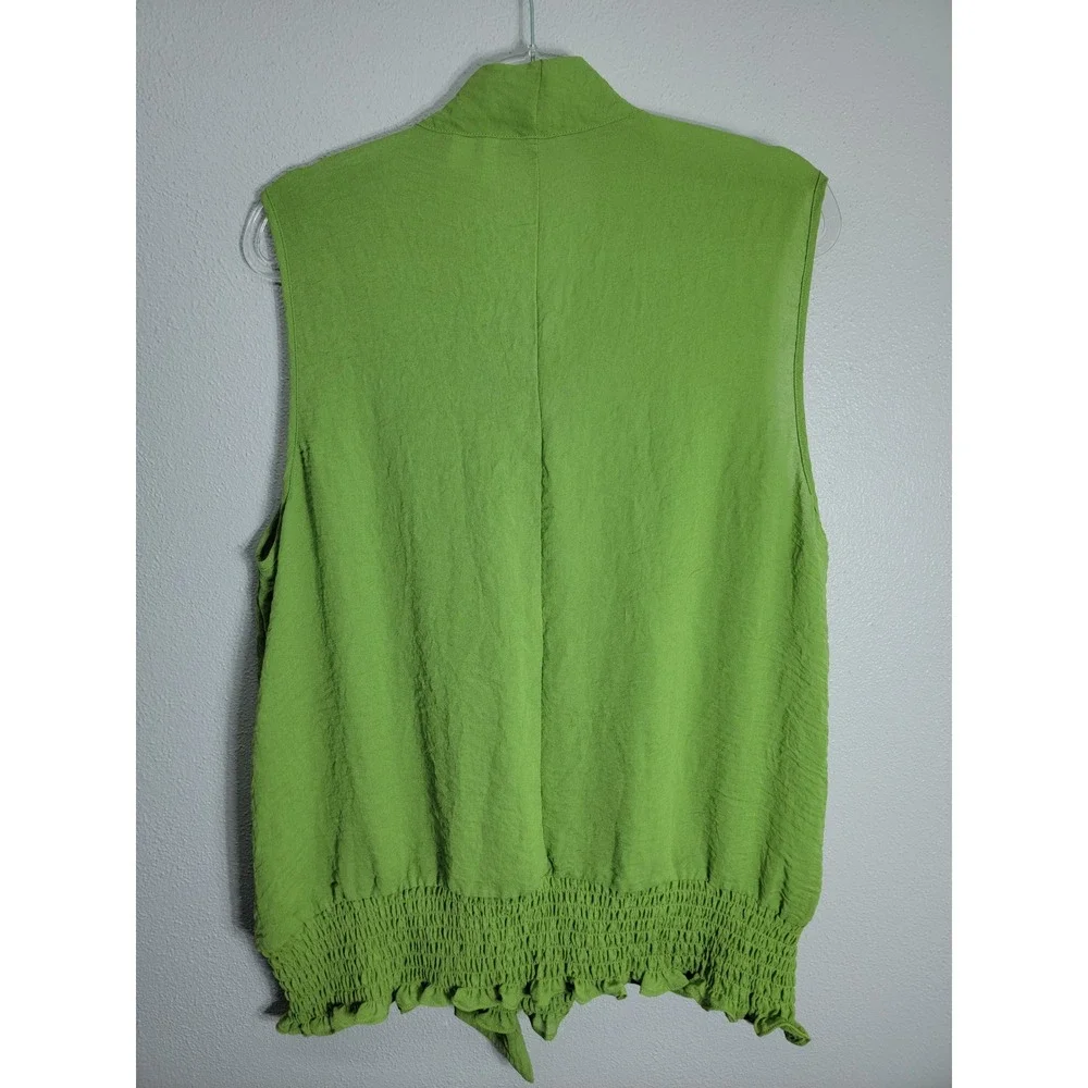 Cato Women 22/24W Sleeveless Blouse Green Tie Neck Smocked Hem Textured Top